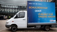 Vor dem Landtagsteht ein LKW mit Wahlplakat der CDU