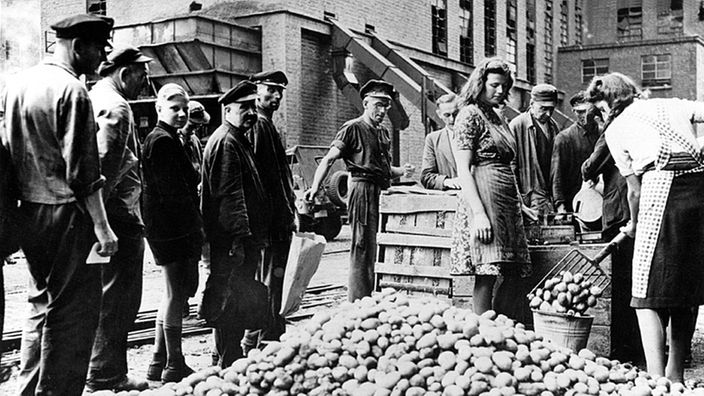 Kartoffel-Verteilung im Ruhrgebiet (1945)
