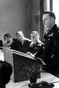 US-General Robert McClure bei seiner Ansprache während der Lizenzvergabe für die "Frankfurter Neue Presse" im April 1946