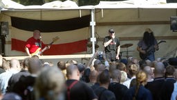 Die Band "Oidoxie" um Sänger Marco Gottschalk (M) aus Dortmund-Brechten spielt vor Rechtsextremisten auf einer Demonstration gegen die Wehrmachtsausstellung (Aufnahme vom 29.09.2003)