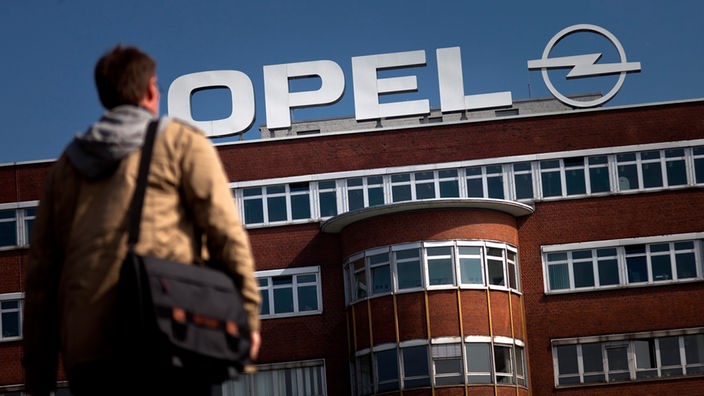 Ein Mitarbeiter des Autobauers Opel betritt in Bochum das Werksgelaende zum Schichtwechsel 