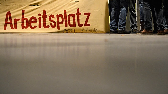 Opel-Mitarbeiter demonstrieren vor Beginn der Belegschaftssitzung