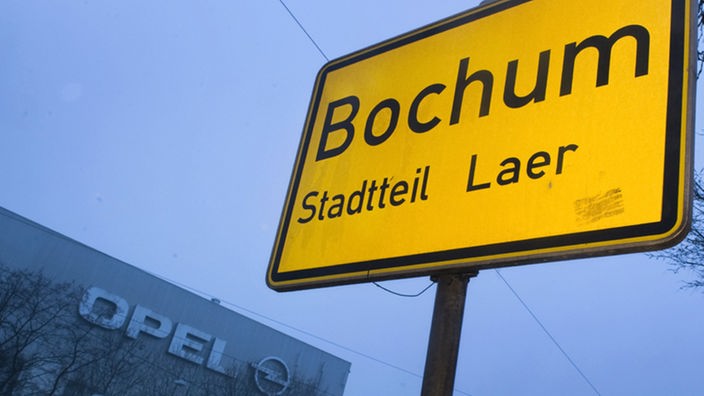 Ortsschild Bochum vor Opelwerk