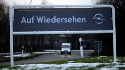 Schild auf dem Opel-Gelände mit der Aufschrift "Auf Wiedersehen"