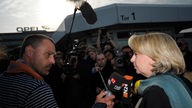 Die nordrhein-westfälische Ministerpraesidentin Hannelore Kraft  gibtvor dem Tor 1 des Opel-Werks in Bochum am Rande einer Betriebsversammlung ein Interview.