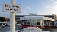 Ein Schild mit der Aufschrift Bitte Motor abstellen ist vor dem Opel Werk in Bochum  zu sehen