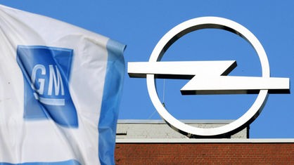 GM-Fahne vor Opel-Werk