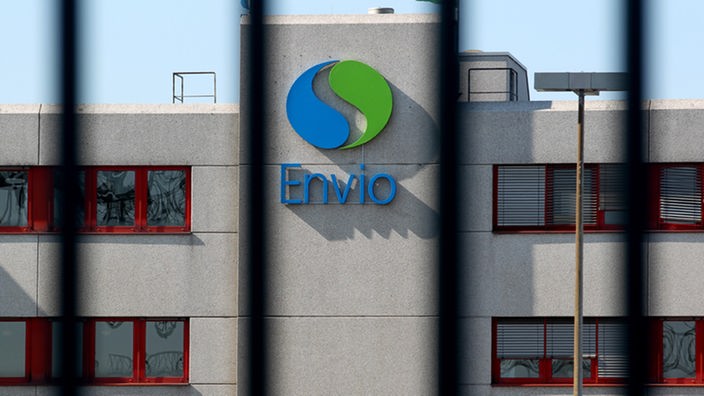 Der Envio-Firmensitz in Dortmund im Juni 2010 durch ein Gitter fotografiert