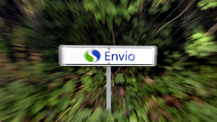 Ein Schild mit dem Envio-Betriebslogo im August 2010