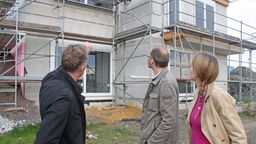 Architekt Berthold Bielefeld und Ehepaar Köhler an der Baustelle