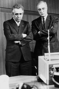 Fritz Pleitgen im November 1989 in Berlin mit dem Vorsitzenden des DDR-Staatsrates, Egon Krenz, bei der Ansicht des eben geführten Interviews. 