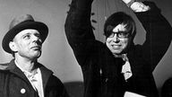 Joseph Beuys stellt 1973 vor Gericht Johannes Rau als lebende Marionette dar