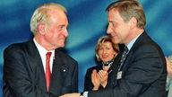 Johannes Rau mit seinem Nachfolger Wolfgang Clement 1998