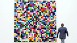 Ein Mann läuft im Kunst Museum Bonn an dem Bild "1024 Farben" von 1974 vorbei.