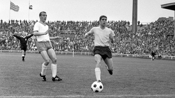 Rudi Assauer (r.) Spielszene 1968  BVB Dortmund gegen Werder Bremen 