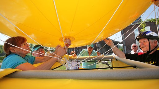 Vorbereitung und Auflassen des Ballons an der Schachtanlage Minister Stein in Dortmund
