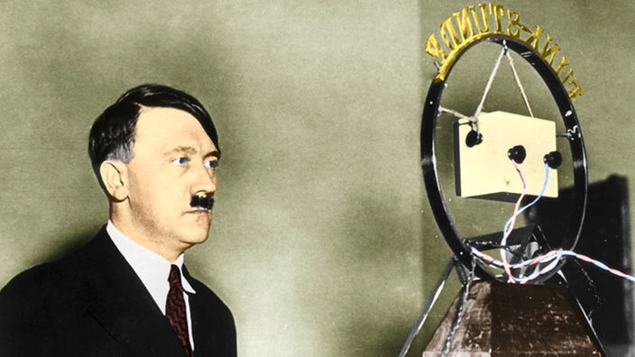 Adolf Hitler steht vor einem Mikrophon, bei seiner ersten Rundfunkrede am 01.02.1933