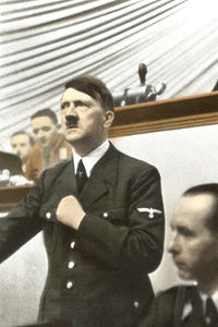 Hitler gibt am 01.09.1936 im Reichstag eine Erklärung zum Überfall auf Polen ab, spätere Kolorierung