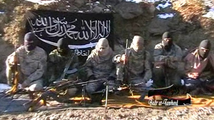 Screenshot mit mehreren Vermummten aus dem neuen Video der Islamischen Dschihad Union