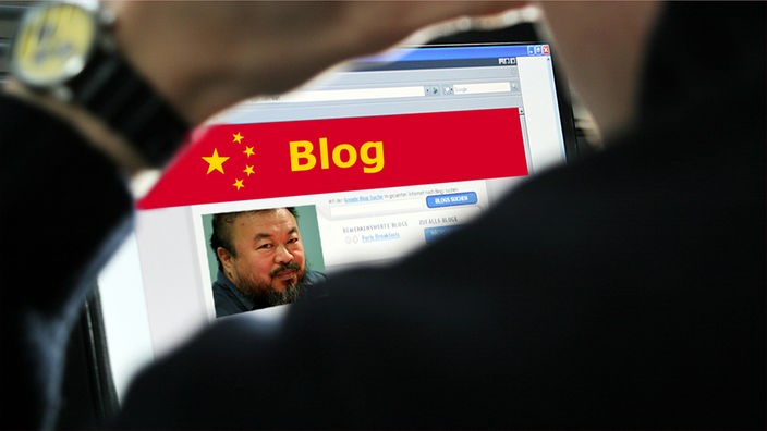 Mann guckt auf Laptop mit chinesischer Flagge und Bild von Ai Weiwei