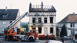 Einsatzfahrzeuge stehen nach dem Brandanschlag in Solingen am 29.05.1993 vor dem Haus der türkischen Familie Genc