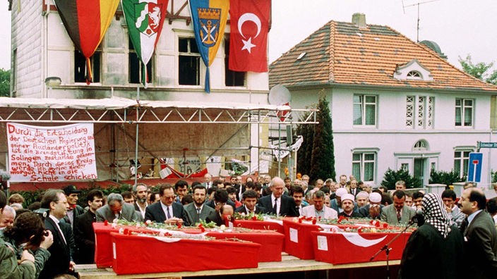 Aufgebahrte Särge der Opfer des Brandanschlags in Solingen am 29.05.1993 vor dem zerstörten Haus der türkischen Familie Genc