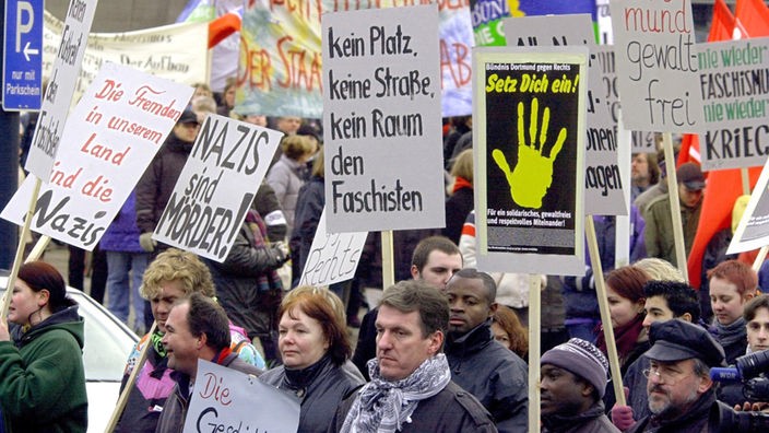 Mit Plakaten demonstrieren Mitglieder des Dortmunder Bündnisses gegen Rechts am 16.12.2000 für ein solidarisches, gewaltfreies und respektvolles Miteinander