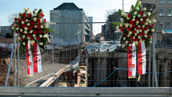 Kränze für die Opfer des Archiveinsturzes an der Baugrube am Waidmarkt