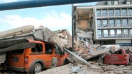Zerstörte Autos unter den Trümmern des Kölner Stadtarchivs