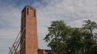Kirchturm von Sankt Johann Baptist in Köln wird abgestützt