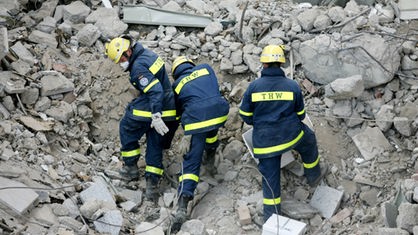 Rettungskräfte bei Aufräumarbeiten am eingestürzten Kölner Stadtarchiv