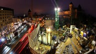 Die Kölner U-Bahn-Baustelle Heumarkt bei Nacht von oben aus betrachtet