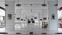 Ausstellungsraum des Kölner Stadtarchivs, Blick durch eine Glastür 