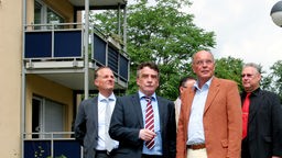 NRW-Bauminister Michael Groschek bei der Besichtigung einer Wohnanlage in Duisburg