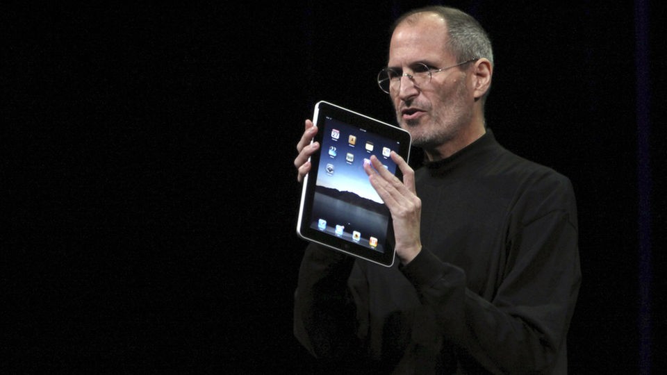 Steve Jobs präsentiert ein iPad 