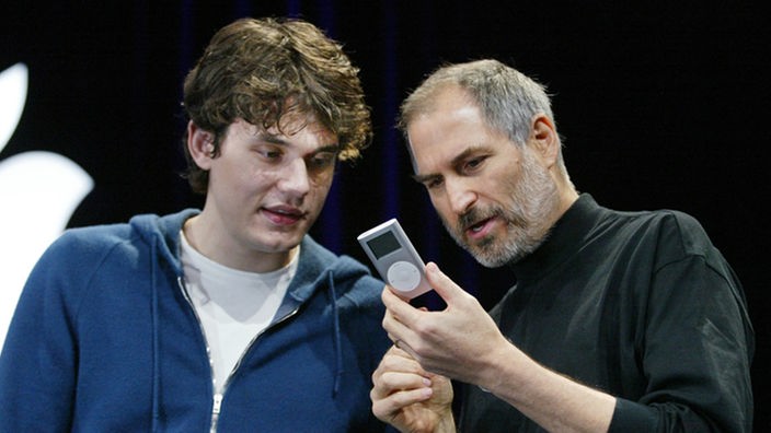 Steve Jobs betrachtet mit einem Fan einen iPod