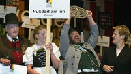 Bewohner des bayerischen Dorfes Nussdorf am Inn freuen sich über die Goldmedaille 2002