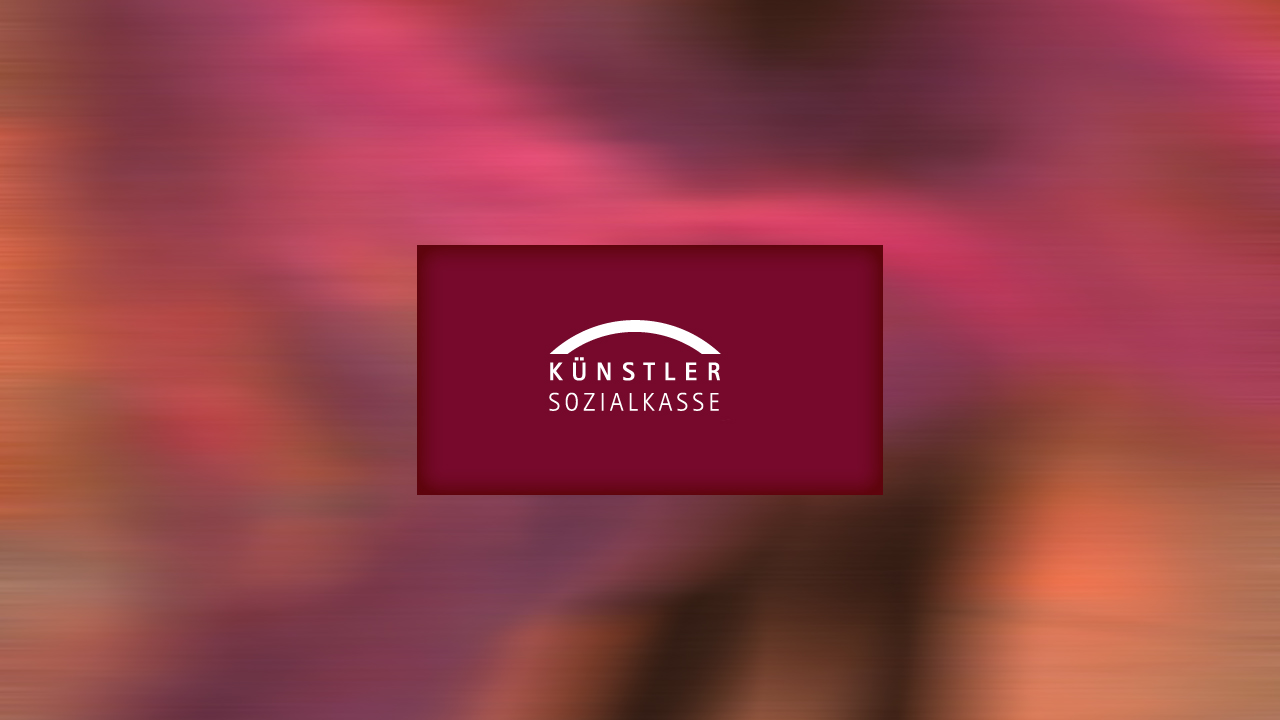 Montage: Logo der Künstlersozialkasse vor farbigem Hintergrund