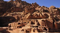 In den Fels geschlagene Fassaden Ruinenstadt Petra