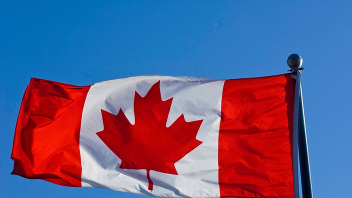 Kanadische Flagge flattert im Wind