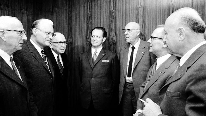 Treffen der Chefs der DDR-Blockparteien im Februar 1973 in Ost-Berlin: Ernst Goldenbaum (DBD), Gerald Götting (CDU), Erich Correns (Nationalrat der Nationalen Front ), Manfred Gerlach (LDPD), Heinrich Homann (NDPD), Erich Honecker und Albert Norden (beide SED)