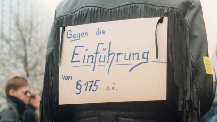 Schwuler Demonstrant 1990 auf dem Berliner Alexanderplatz