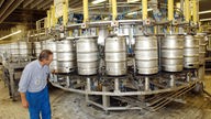 Ein Mitarbeiter der Warsteiner-Brauerei in Warstein kontrolliert die Fassabfüllung