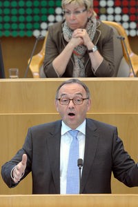 Der nordrhein-westfälische Finanzminister Norbert Walter-Borjans (SPD) spricht am Dienstag (05.06.2012) im Landtag in Düsseldorf.