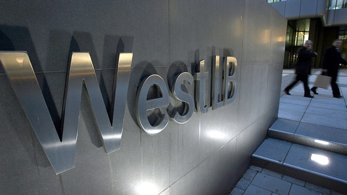 Das Logo der WestLB an der Zentrale der Bank in Düsseldorf