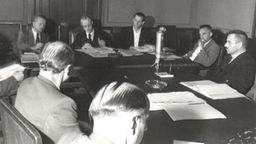 Ausschuss-Sitzung in einem Entnazifizierungsverfahren 1948 in NRW