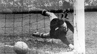 Ungarns Torhüter Gyula Grosics streckt sich im WM-Finale gegen Deutschland 1954 vergeblich nach dem Ball