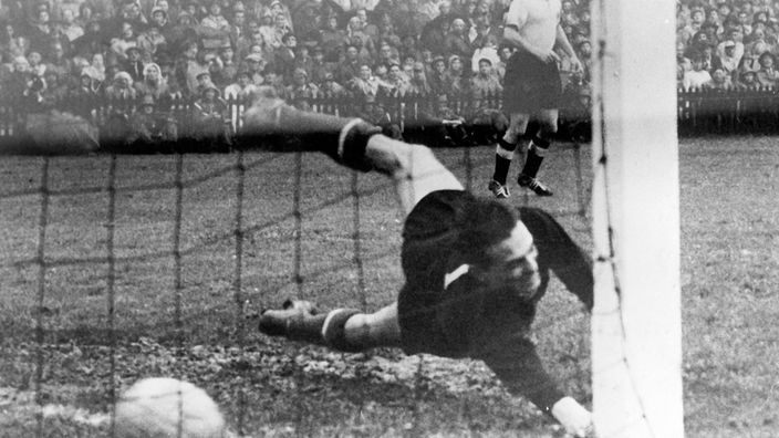 Ungarns Torhüter Gyula Grosics streckt sich im WM-Finale gegen Deutschland 1954 vergeblich nach dem Ball