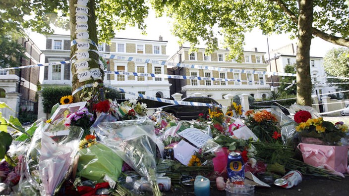 Zeichen der Trauer: Fans haben Blumen und Kerzen vor Amy Winhouse Wohnung in London gelegt