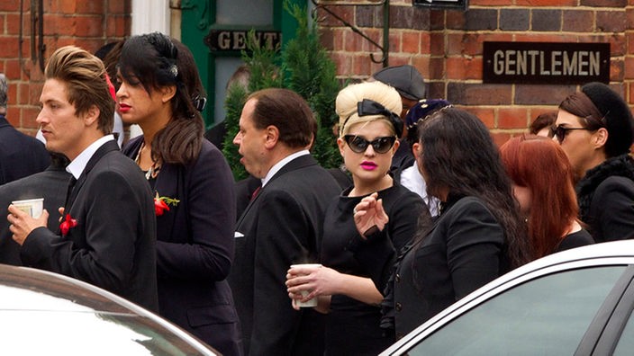 Kelly Osbourne, 2. von rechts, auf dem Weg zum Golders Green Krematorium